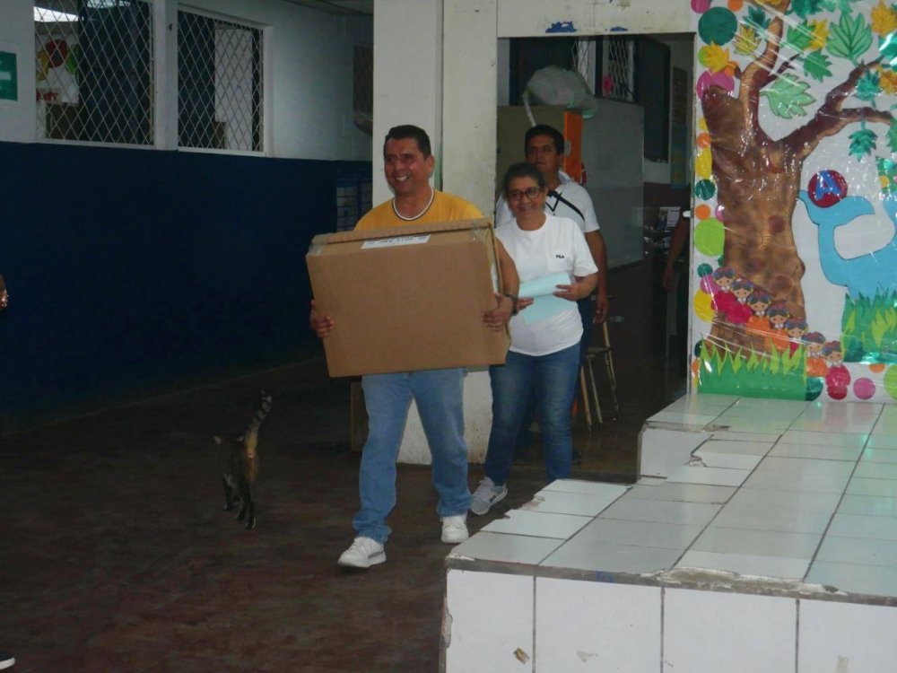 El Centro Escolar Nuevo Lourdes en La Libertad trasladan los paquetes electorales para abrir los centros de sufragio a los votantes. / Michelle Rivera.