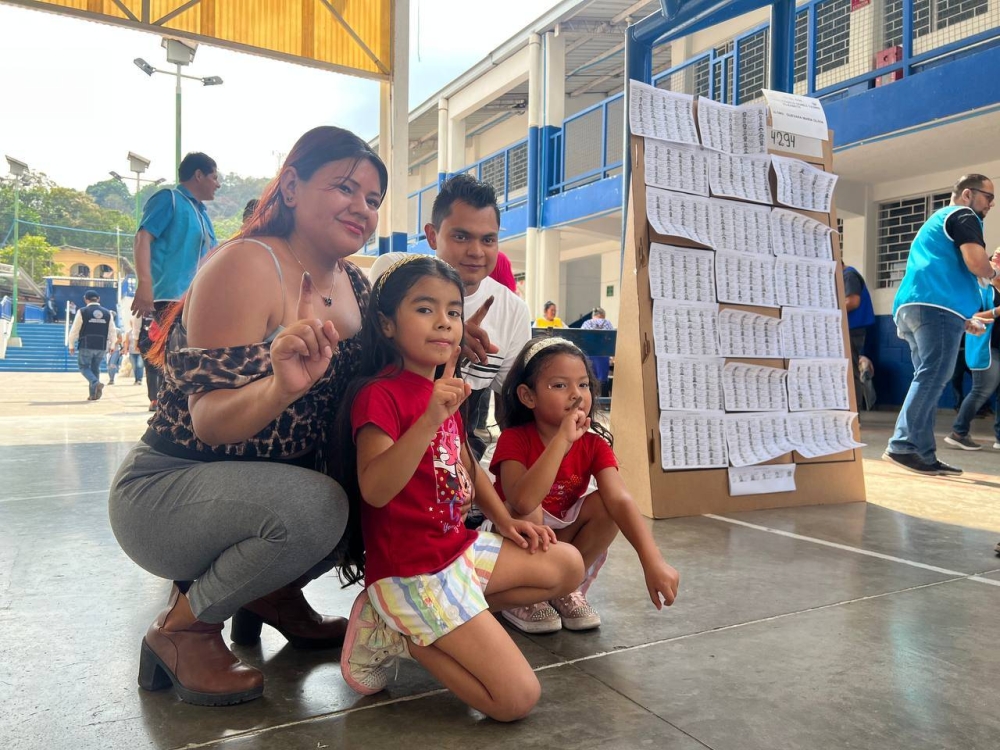 Familias enteras se acercaron a los centros de votación en el centro escolar Pedro Pablo Castillo, Nuevo Cuscatlán. / Leonardo Cerón.