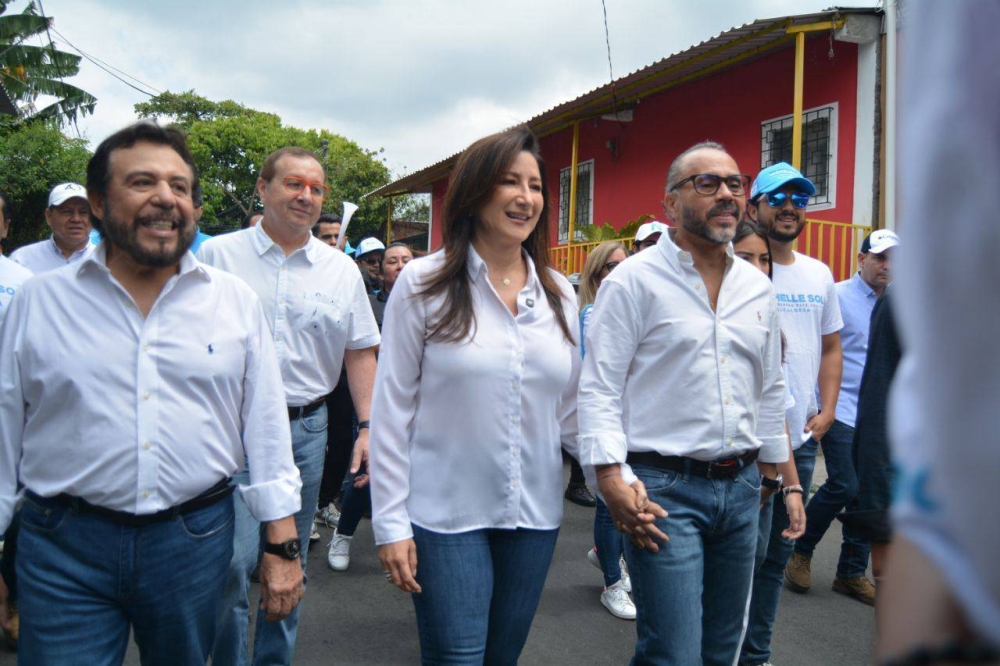 Michelle Sol llegó acompañada de su esposo Ernesto Castro, presidente de la Asamblea Legislativa, y del vicepresidente Félix Ulloa. / Lisbeth Ayala.