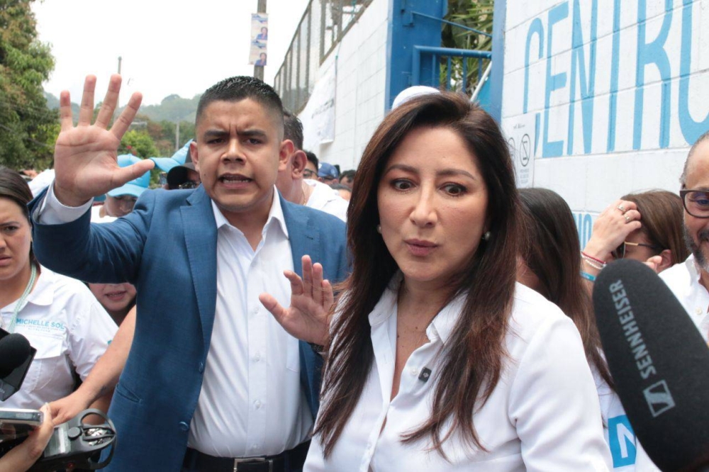Michelle Sol, candidata a alcaldesa de La Libertad Este, no dio declaraciones a la prensa. / Lisbeth Ayala.