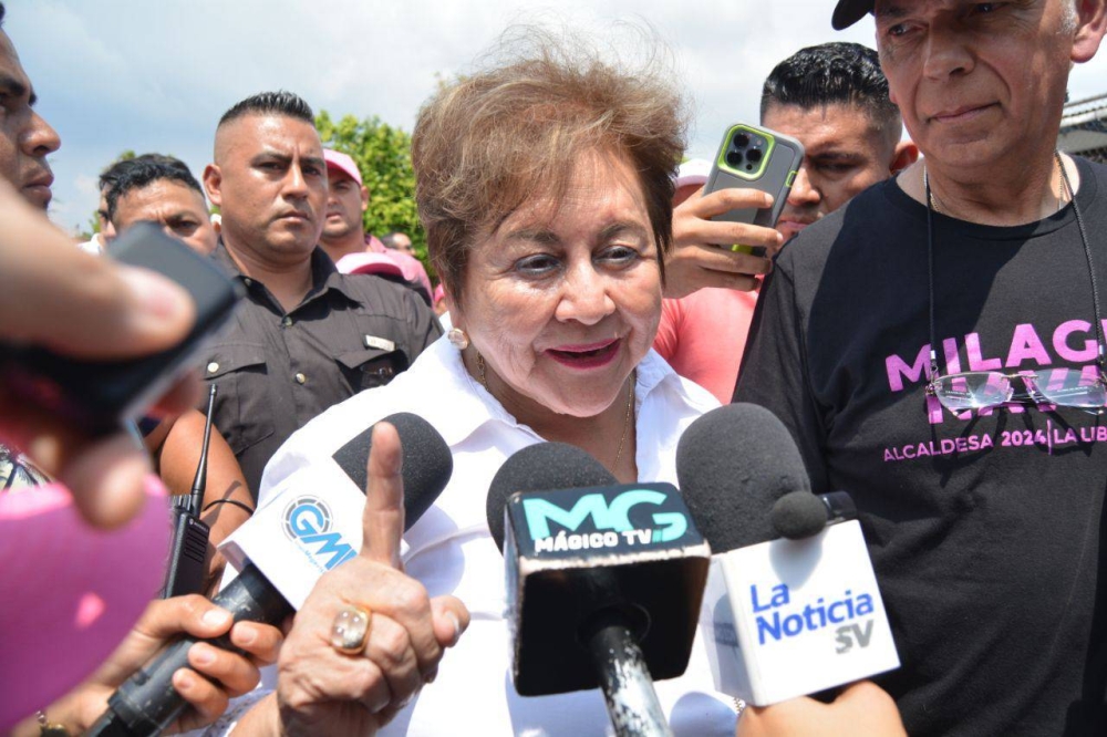 Milagro Navas, candidata a alcaldesa de La Libertad Este por Arena, dio declaraciones a periodistas. / Lisbeth Ayala.