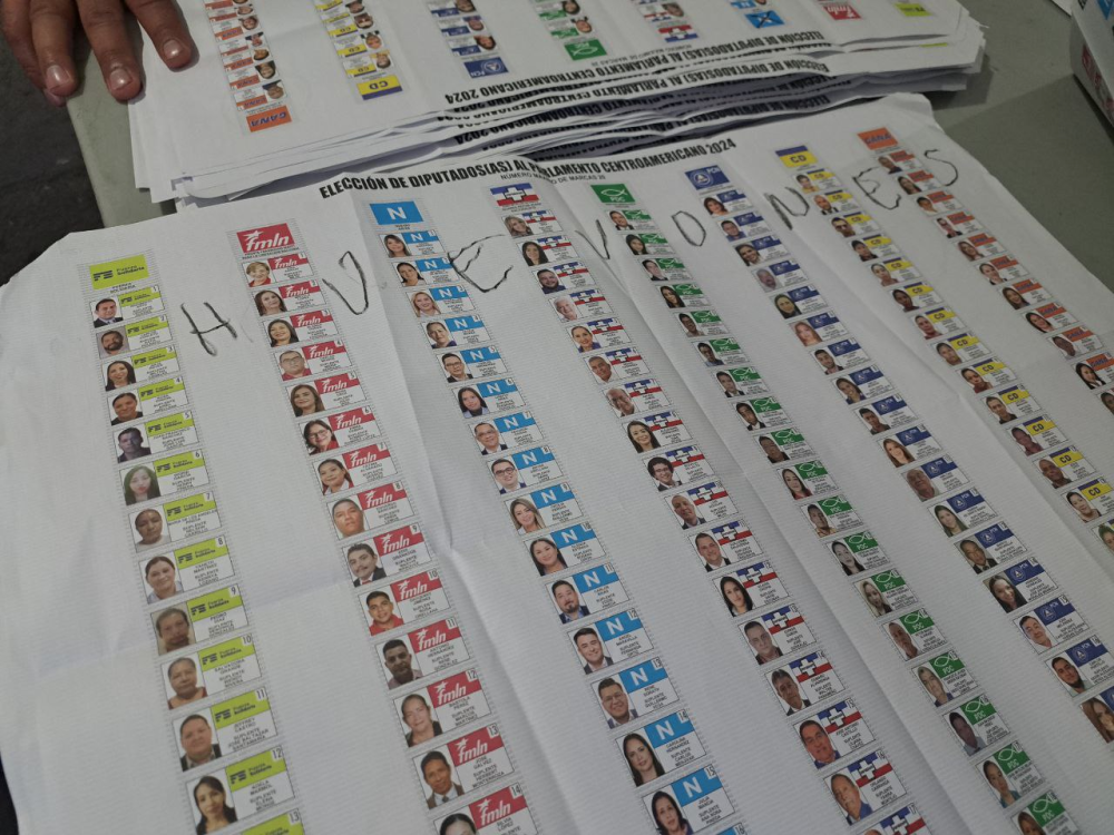 Muchas de las papeletas de la elección de 20 diputados del Parlacen fueron anuladas.
