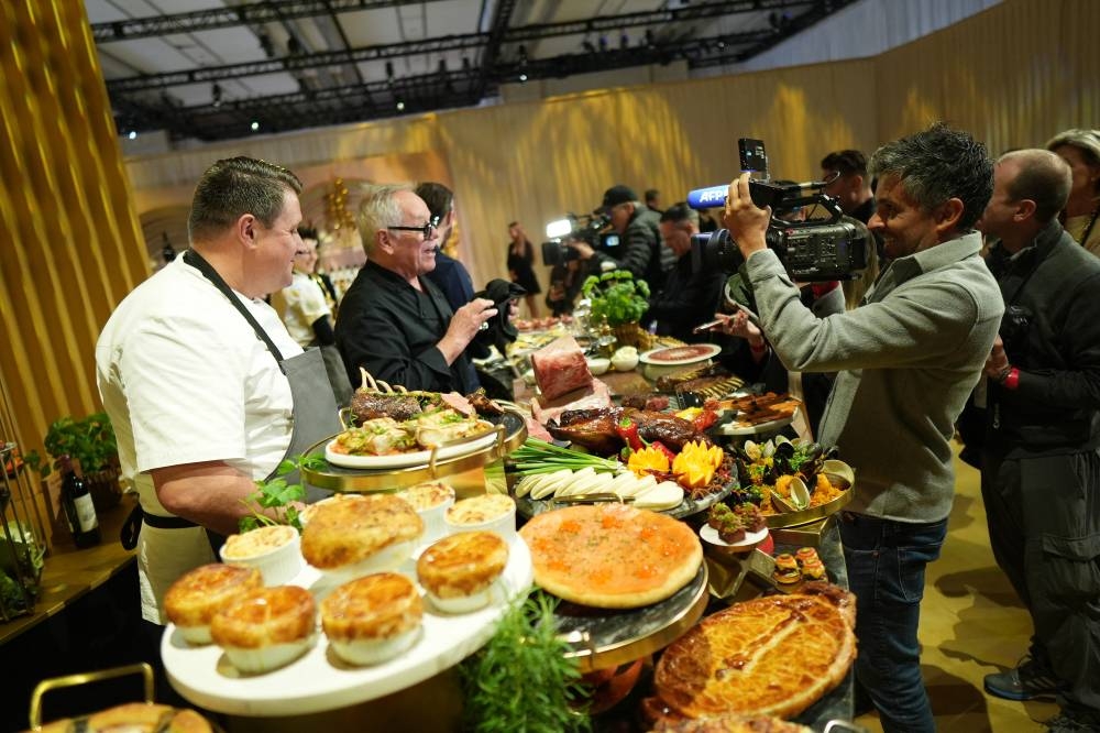 Los chef Eric Klein y Wolfgang Puck también hicieron una demostración este martes del exquisito buffet que se servirá en la fiesta posterior a la gala. / AFP