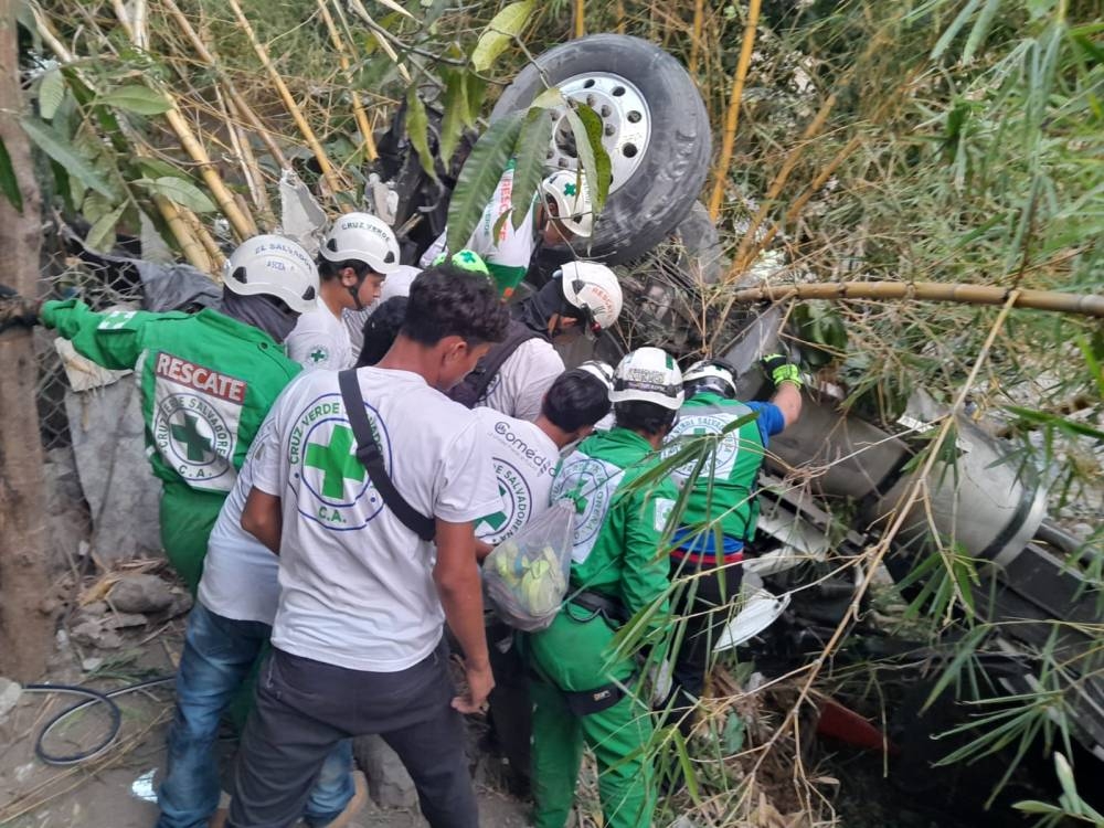 Hombre Fallece Al Caer Con Una Rastra En Una Quebrada En La Carretera Al Puerto De La Libertad