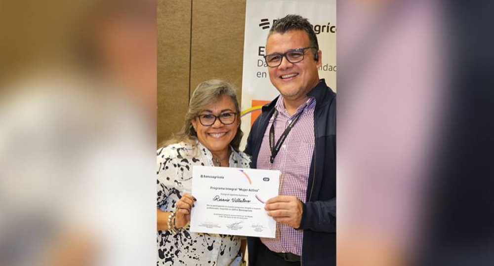 Rosario Villatoro recibe reconocimiento por parte de Bancoagrícola. Cortesía
