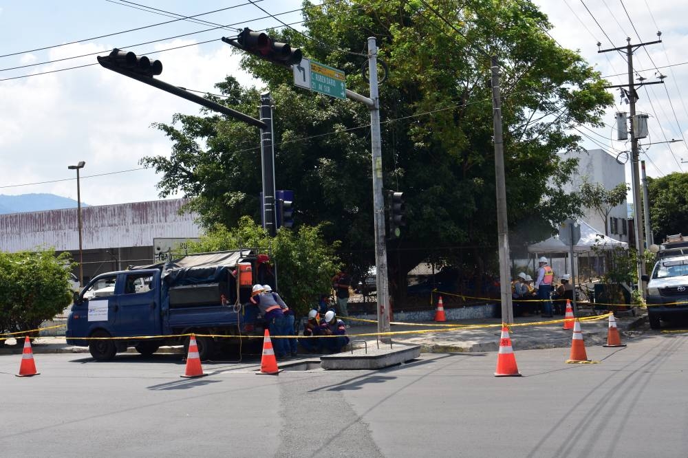 Actualmente la empresa de energía trabaja en bajar los cables aéreos desde el parque Simón Bolívar hasta el cine Darío. / Juan Martínez.