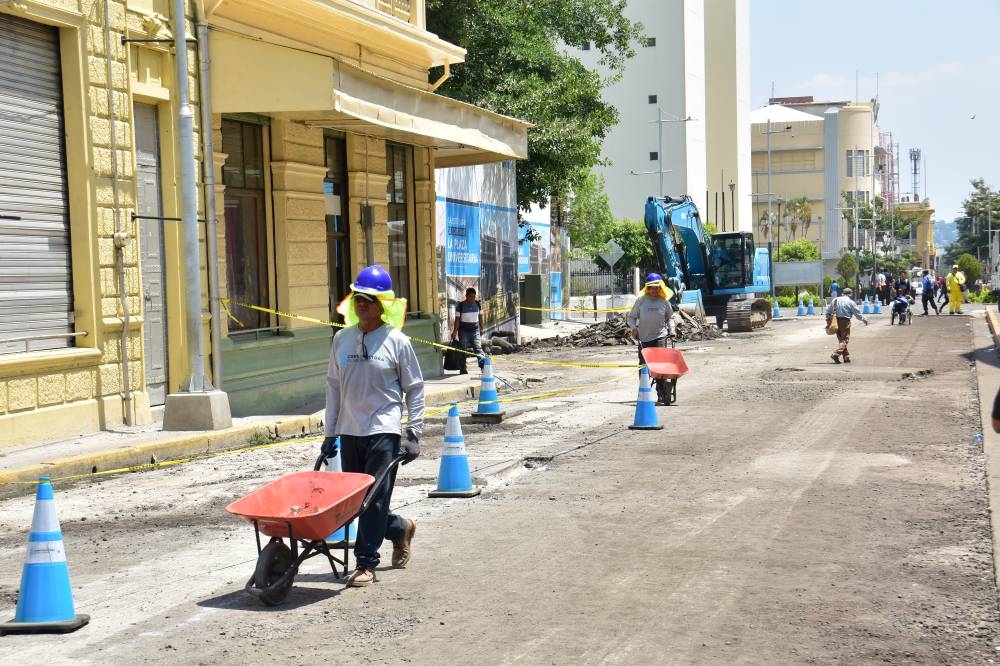 Por otro lado, la Constructora El Salvador retira el asfalto del primer tramo de la Rubén Darío, que fue puesto en octubre para construir el corredor urbano con el mismo nombre de la calle./ Juan Martínez