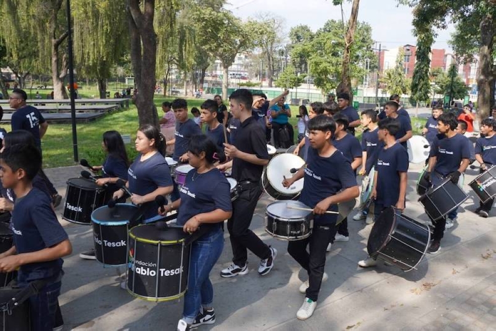 Una banda de la fundación Pablo Tesak desfila durante las celebraciones./Francisco Valle