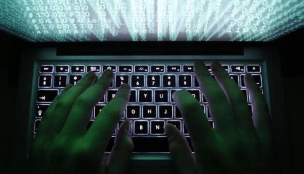 Los cibercriminales pueden colocar el malware en los equipos de sus víctimas. Por un lado, mediante correos de phishing o mensajes de texto. 