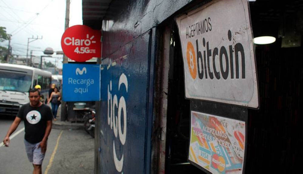 El Salvador fue el primer país en adoptar el bitcoin, aunque en algunas ciudades su uso ya era permitido bajo el riesgo de los usuarios. /AFP