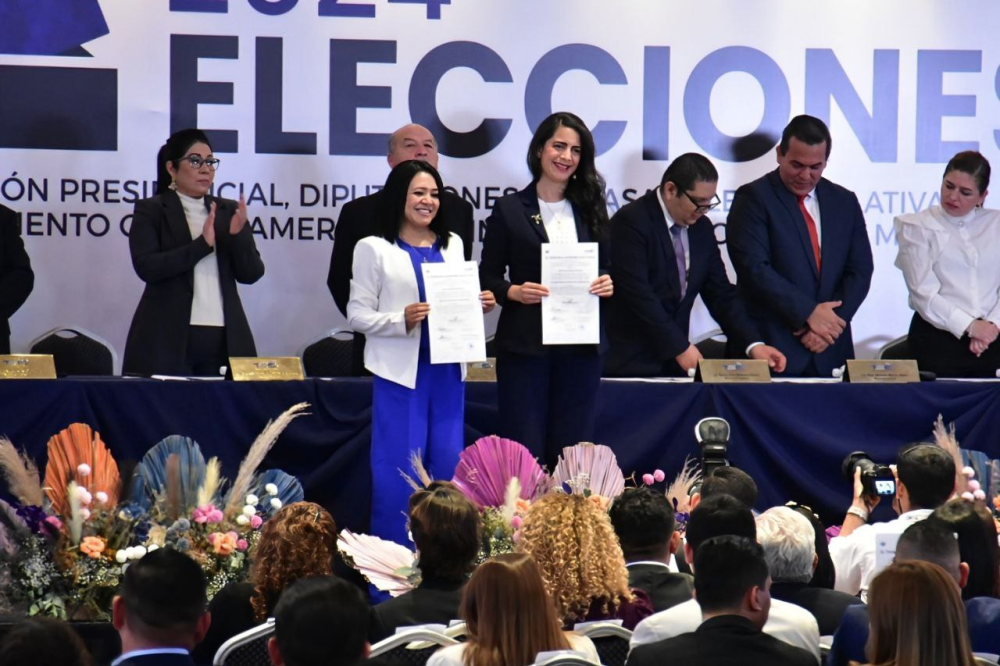 La diputada Claudia Ortiz y su suplente, Cesia Rivas, del partido Vamos. / Juan Martínez.