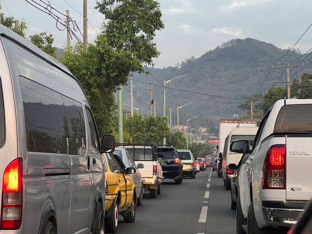 Así está el tráfico de este viernes a las 6:00 de la mañana en San Marcos, hacia San Salvador. La autopista a Comalapa conecta con la 49 avenida Sur. 