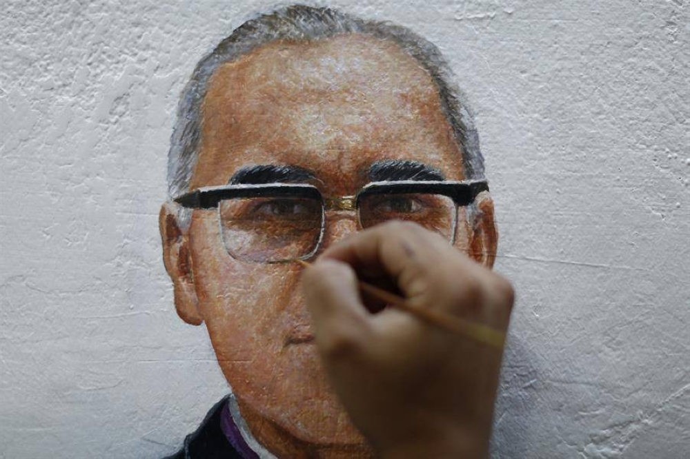 El pintor mostró la técnica que usaba en el mural del religioso, que mañana cumple 44 años de su martirio. / EFE.