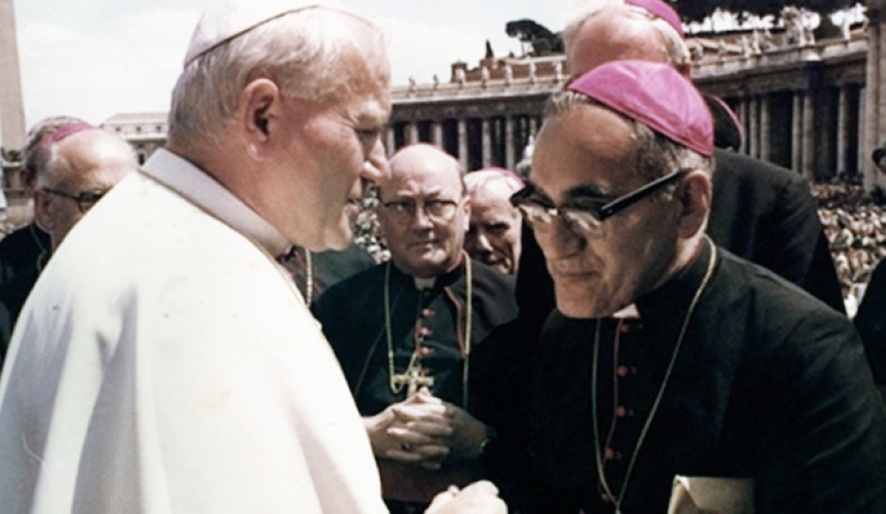 Juan Pablo II con Monseñor Óscar Arnulfo Romero, en un encuentro en la Plaza de San Pedro en El Vaticano. Ambos han sido elevados a santos de la Iglesia Católica.