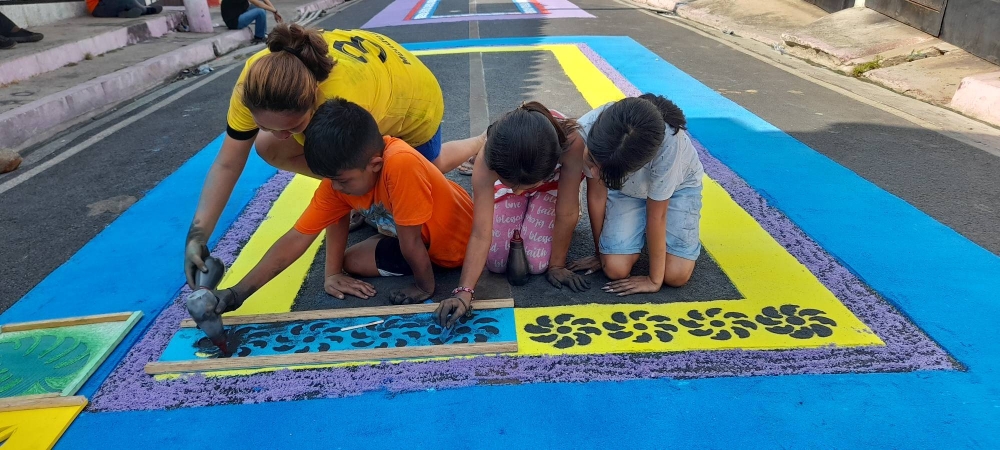 En la alfombra de Sensuntepeque participa la misma población voluntaria. / Cortesía. 