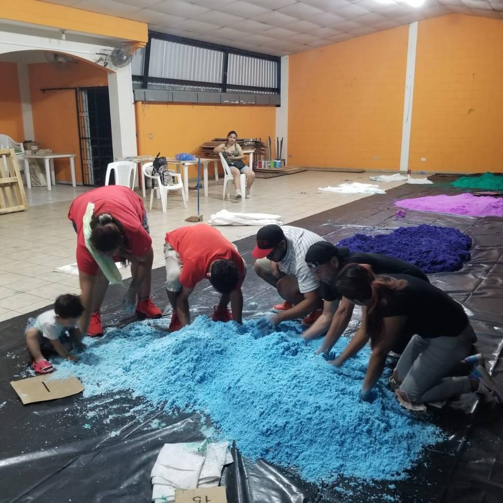 En Ilobasco también han empezado los preparativos para su alfombra de 300 metros, con la pinta de sal./ Cortesía Jesús Guerra. 