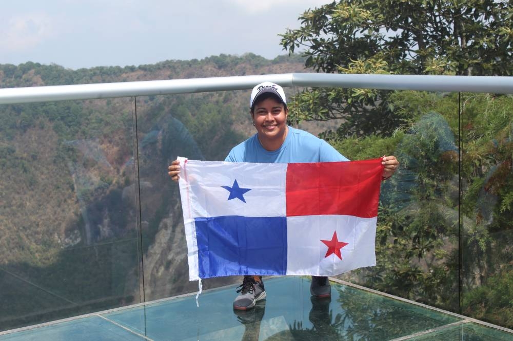 Una turista panameña vista el parque nacional El Boquerón. / Michelle Rivera.