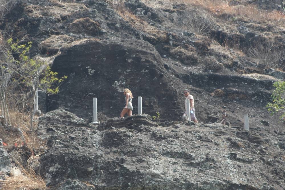 Turistas pueden escalar las peñas en la Puerta del Diablo. / Michelle Rivera. 