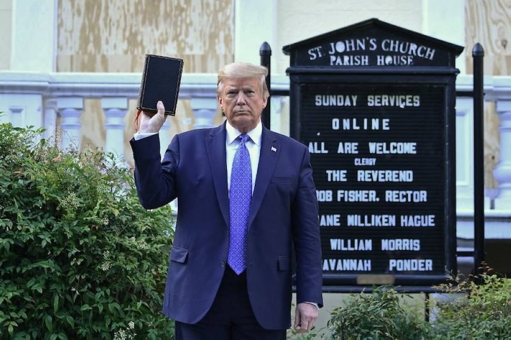 El expresidente estadounidense Donald Trump se ha puesto a vender biblias a $60./AFP