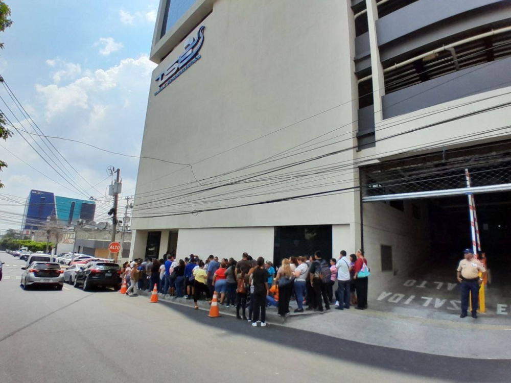 La sede del TSE, ubicada en la intersección de la 87 avenida Norte y 1 Calle Poniente, en la colonia Escalón, recibió esta mañana a muchos trabajadores temporales. / Verónica Crespín.