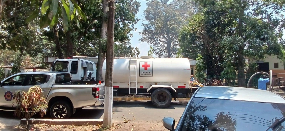Al incendio en los alrededores del asilo Sara Zaldívar asistió Cruz Roja Salvadoreña. / Cortesía.