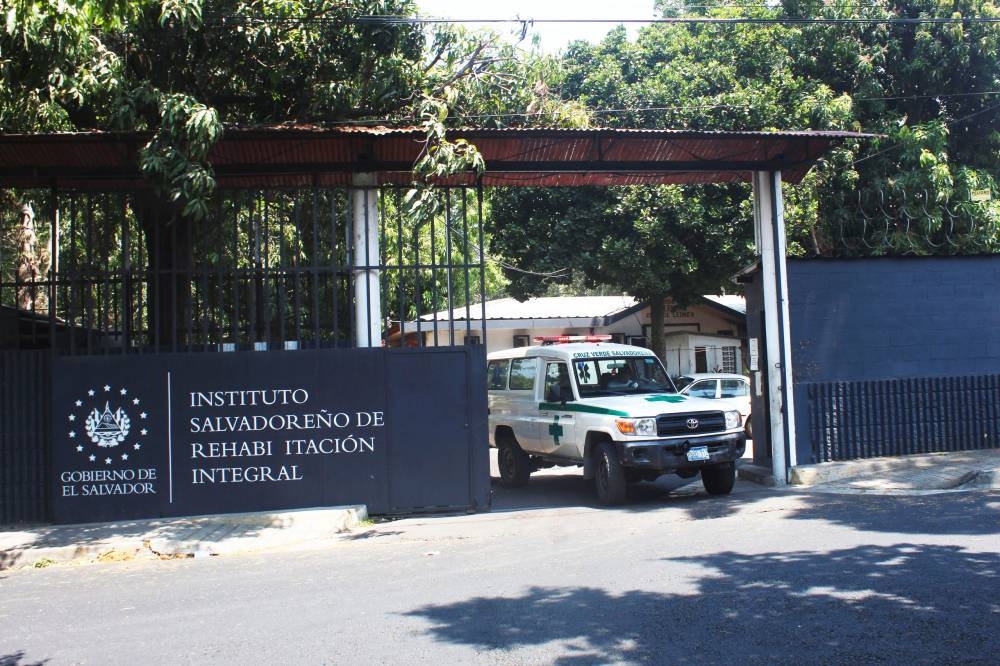 Cruz Verde también acudió a la emergencia originada en el asilo Sara Zaldívar. / Michelle Rivera. 