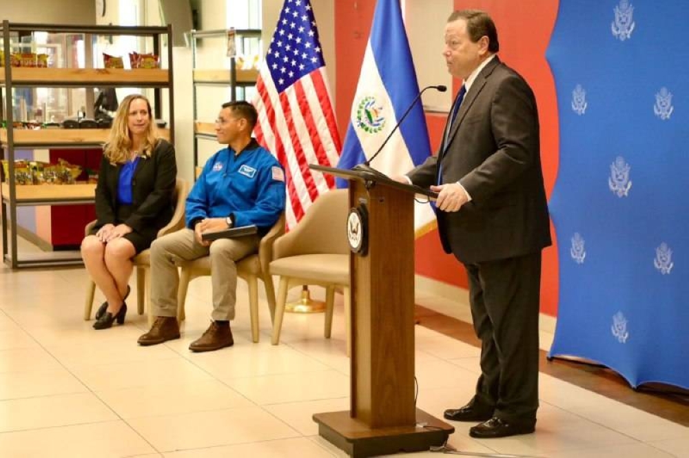 El embajador Duncan introdujo a Frank antes de arrancar una jornada de cinco días para inspirar a nuevos valores salvadoreños de las ciencias. / Foto: Embajada de Estados Unidos