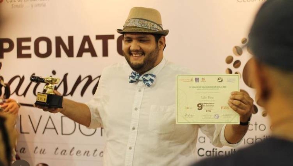Una imagen compartida por el chef Víctor Flores al ser premiado por el Consejo Salvadoreño del Café.
