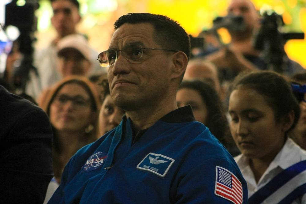 Enfundado en su uniforme de la NASA, Frank escuchó las palabras de algunos infantes que se presentaron orgullosos a saludarlo. / Foto: Álex Montes