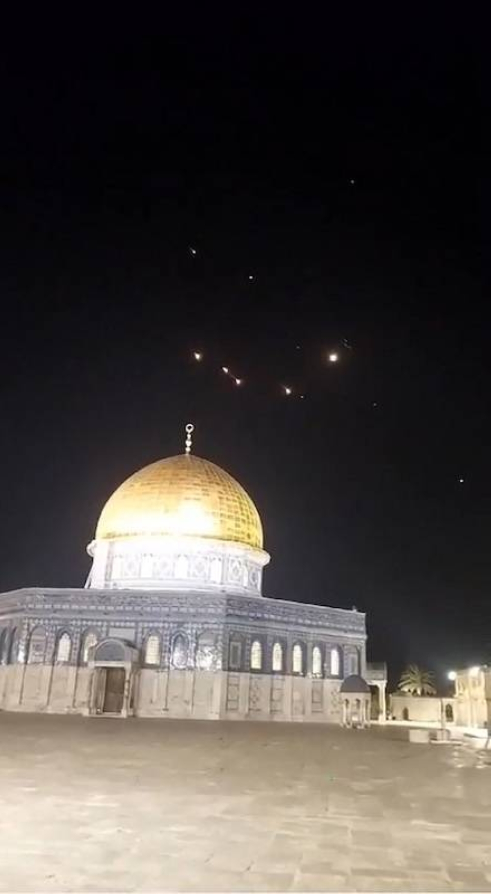 Una imagen de cohetes iraníes sobre la zona de Al-Aqsa en Jerusalén, durante el ataque del sábado contra Israel./AFP 