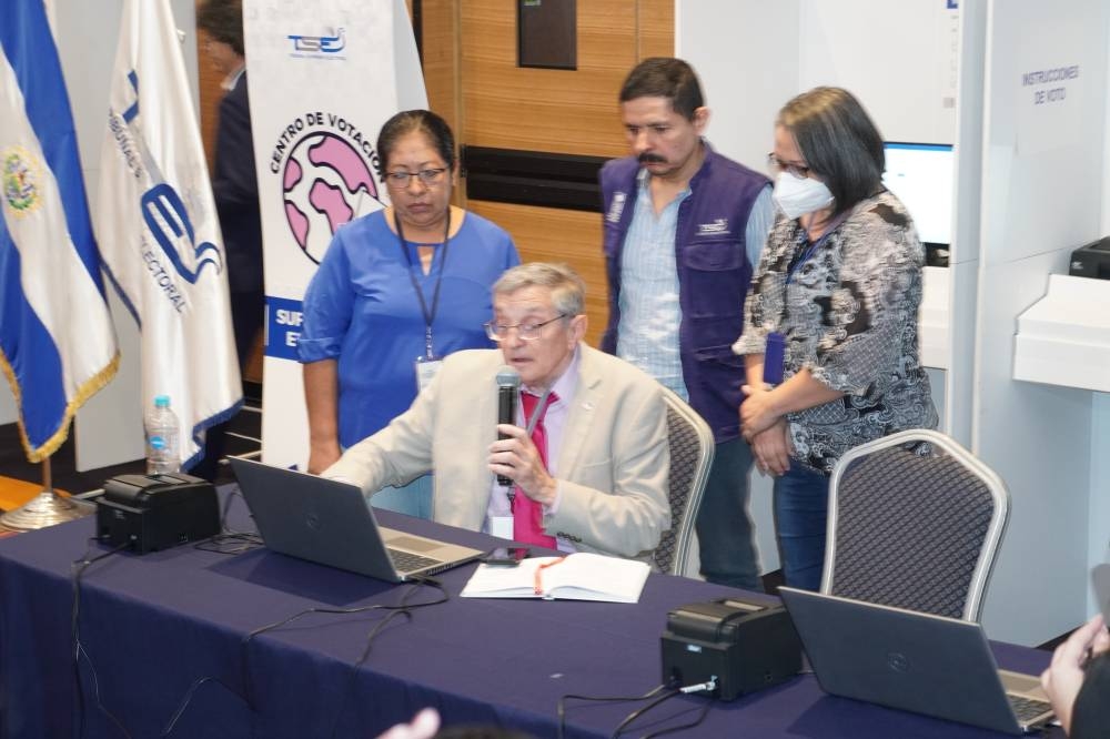 Miembros de una JRVEX integrada por miembros que sí cumplen requisitos prueban del voto electrónico presencial, junto al gerente de Indra, Luis Pardo. / Francisco Valle.