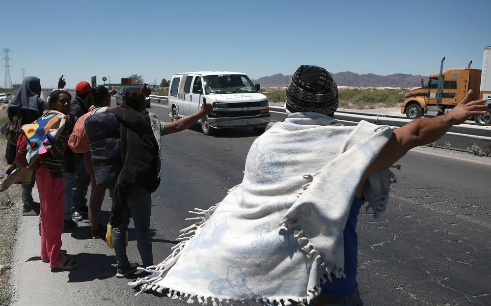 Un grupo de migrantes caminan a un costado de la carretera rumbo a la frontera con Estados Unidos, el 16 de abril de 2024, en la ciudad de Chihuahua (México). EFE/Luis Torres
