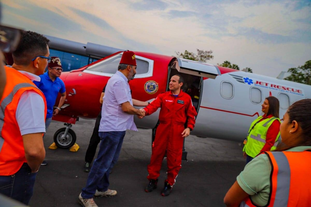 Shriners envió a su avión ambulancia para recoger a Omar en el país y llevarlo a Estados Unidos. / Cortesía. 