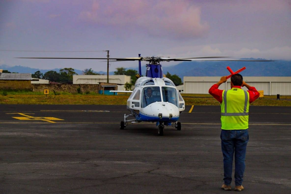 El SEM trasladó al pequeño al aeropuerto de Ilopango, donde lo esperaba la ambulancia de Shriners. / Cortesía. 