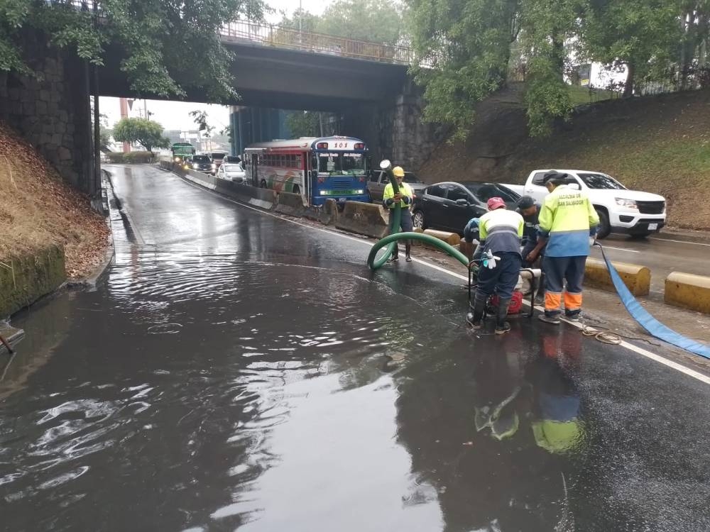 La lluvia de esta mañana inundó algunas calles, como el cruce de la Alameda Manuel Enrique Araujo hacia bulevar Los Próceres. / Alcaldía de San Salvador.