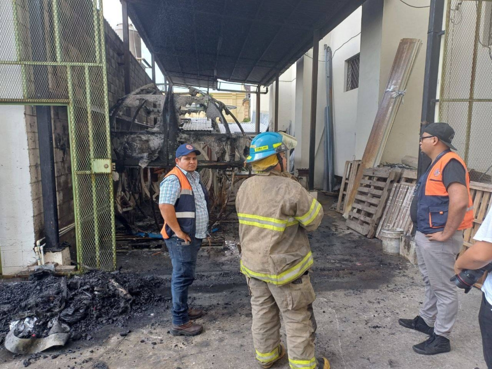 El Cuerpo de Bomberos reportó que el incendio estructural ya había sido controlado. / Francisco Valle. 