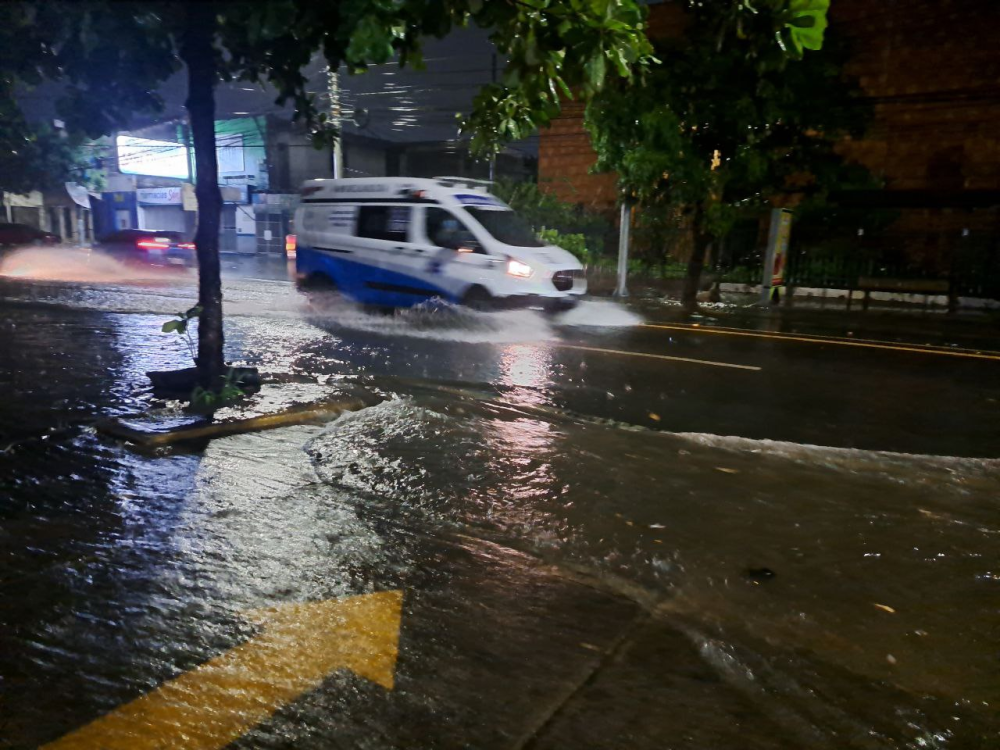 Las lluvias de este miércoles, que acumularon menos milímetros que el pasado domingo, también inundaron las calles de la capital. / I. Cornejo.