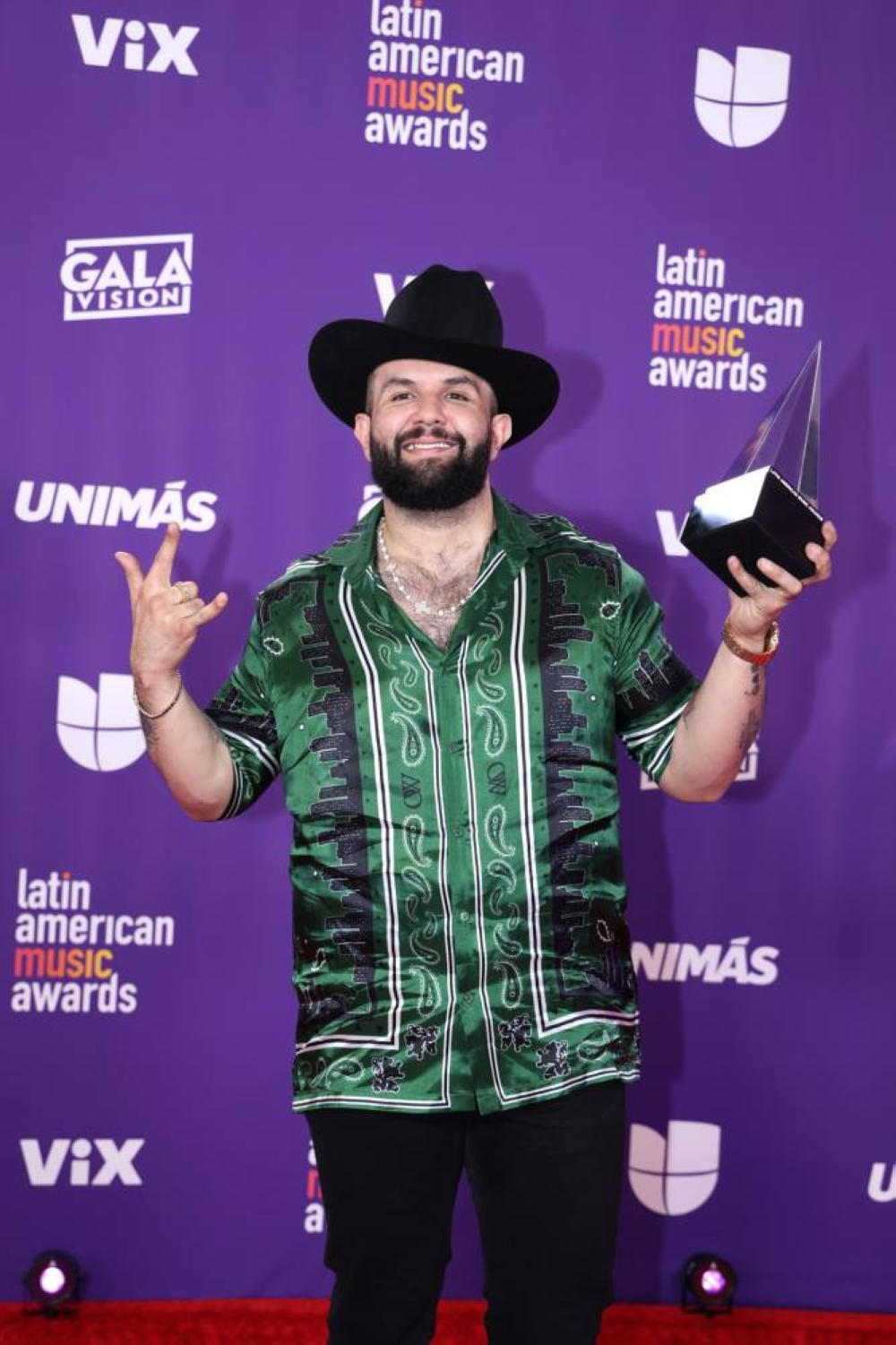 El cantante mexicano Carin León posa con el premio a Mejor Artista Regional Mexicano. EFE/Ronda Churchill