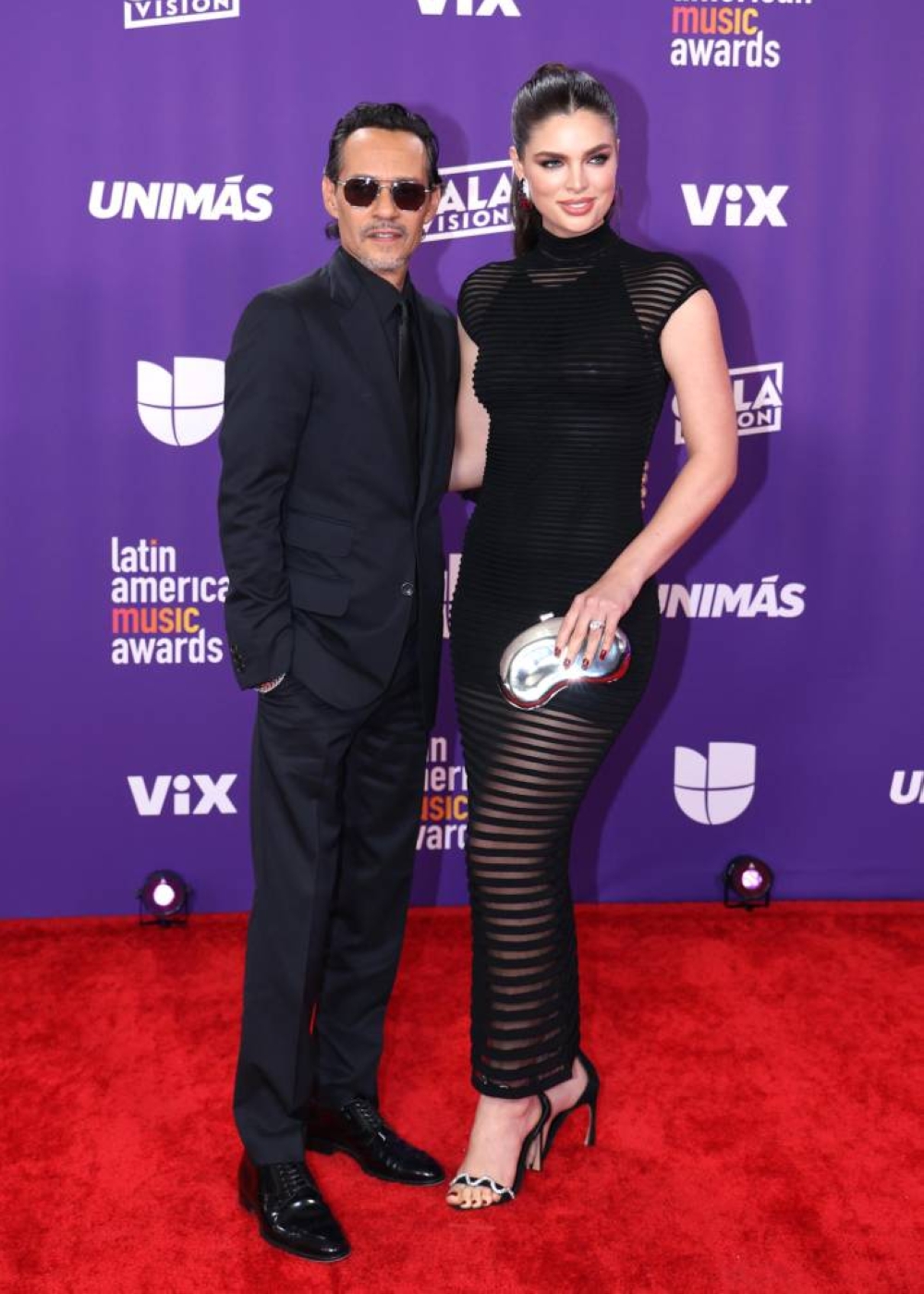 El cantante y su esposa, la modelo paraguaya Nadia Ferreira, en la alfombra roja de la novena edición de los premios Latin American Music Awards en Las Vegas, Nevada. EFE/Ronda Churchill