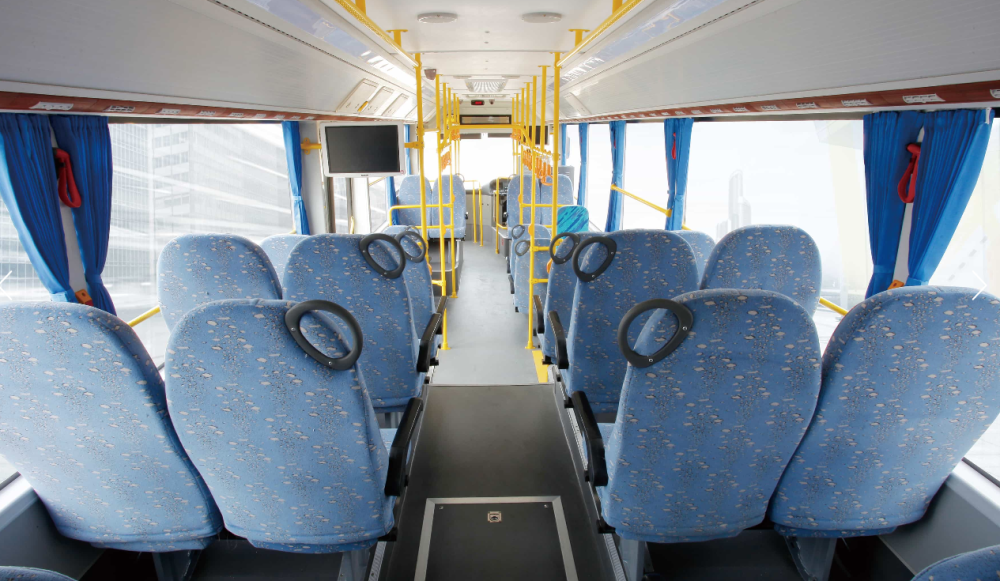 El interior de un bus de 12 metros de largo, modelo Yutong ZK6126HG según el sitio web de la fábrica.