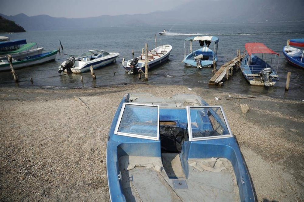 Lanchas a la orilla del Lago de Coatepeque en El Congo (El Salvador). /EFE