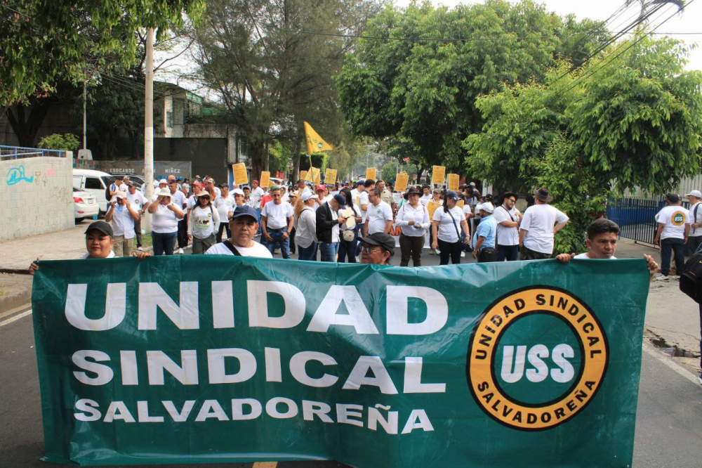 La Unidad Sindical Salvadoreña marcha hacia la Plaza México, frente al centro comercial Metrocentro. / Alexander Montes.