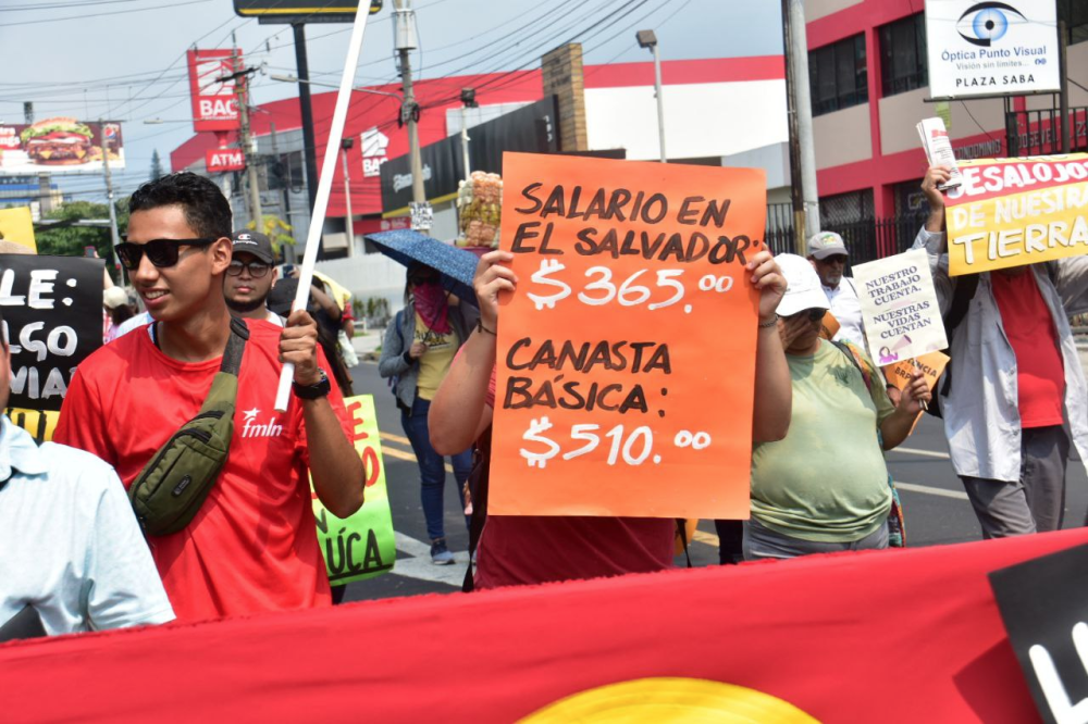 El costo de la vida fue uno de los reclamos en las dos marchas del 1 de mayo. / Juan Martínez.