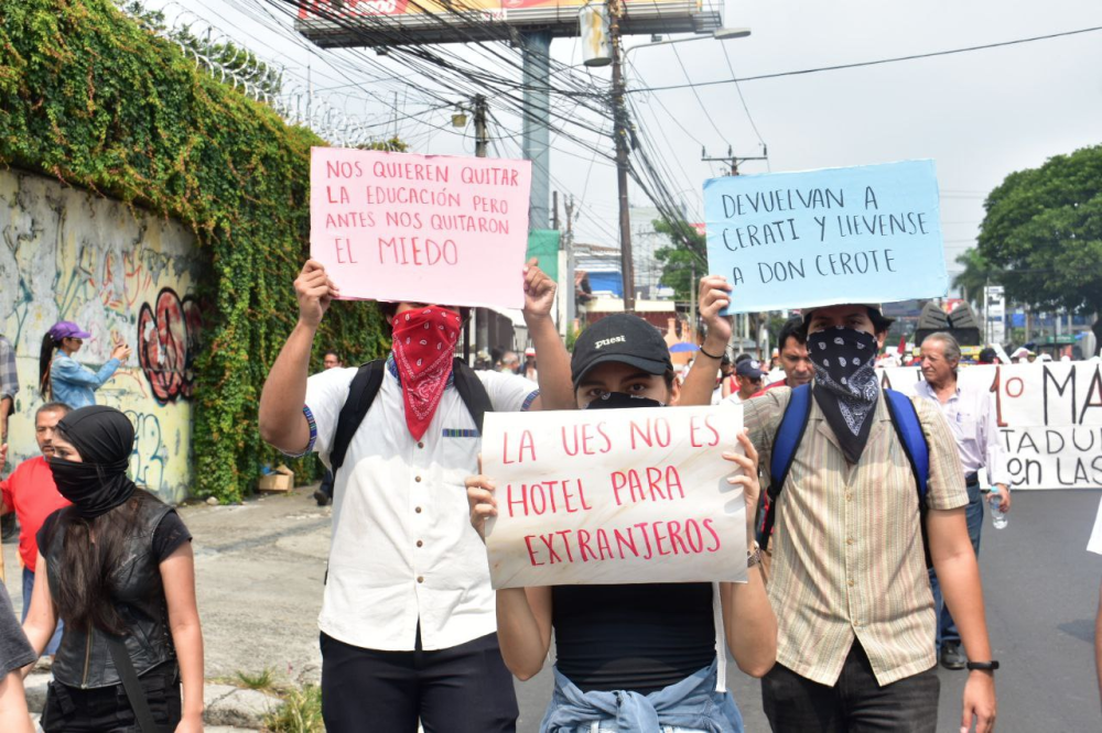 Estudiantes de la Universidad de El Salvador participaron en la manifestación del 1 de mayo. / Juan Martínez.