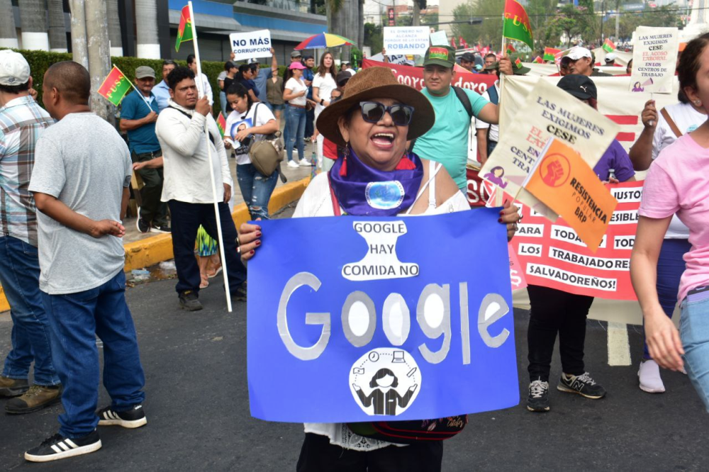 La marcha se dirigió por la Alameda Roosevelt hacia la Plaza Cívica o Plaza Gerardo Barrios, al centro de San Salvador. / Juan Martínez.