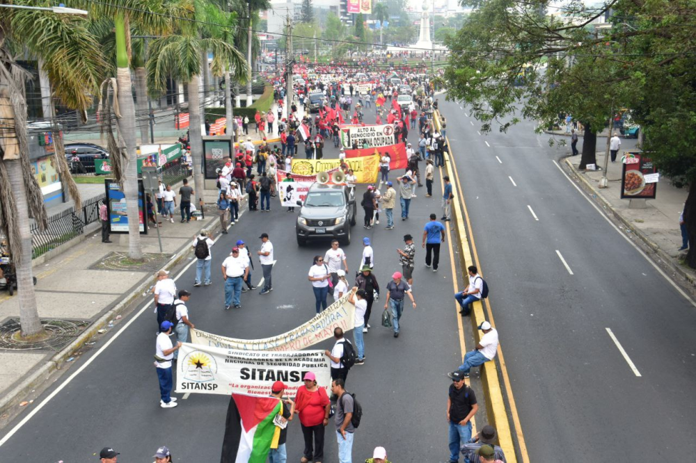 La marcha crítica al gobierno de Nayib Bukele partió de la plaza Divino Salvador del Mundo. / Juan Martínez.