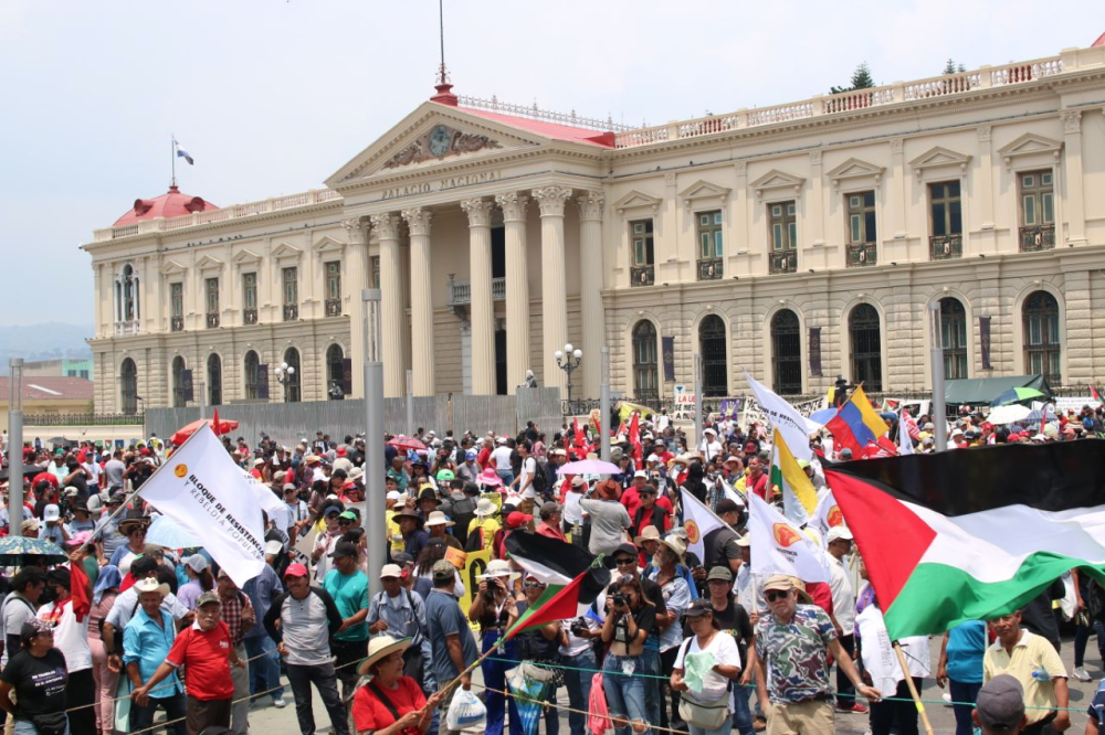 La marcha finalizó con una concentración frente al Palacio Nacional (construido en 1911), en el Centro Histórico de San Salvador. / Lisbeth Ayala.