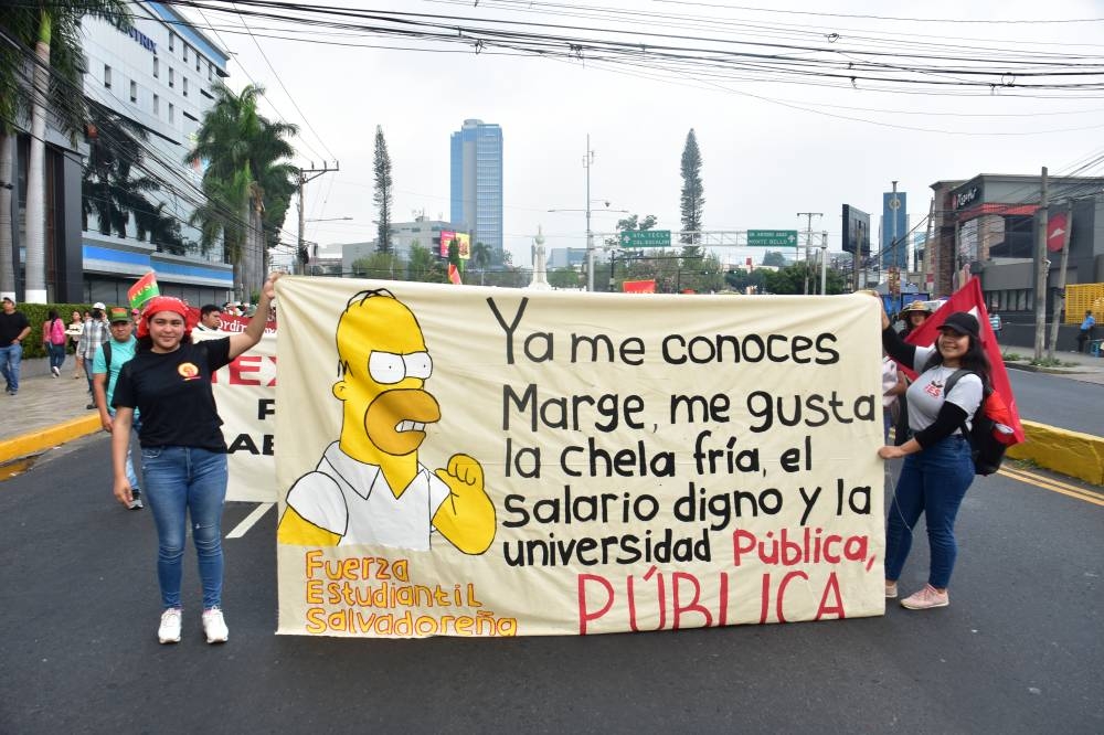 Desde la plaza del Divino Salvador del Mundo se unieron a la marcha, los estudiantes de la UES. / Juan Martínez. 