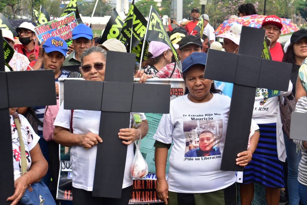 Madres y familiares de los detenidos durante el régimen de excepción también participaron de la marcha por el día del trabajo, donde denunciaron capturas arbitrarias de parte del Estado salvadoreño. /Juan Martínez