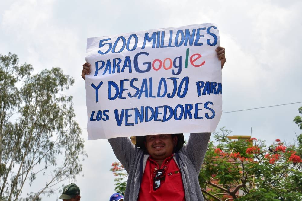 Las marchas de las organizaciones también hicieron alusión a los recientes desalojos de vendedores en el Centro Histórico y a apertura de las oficinas de Google. / Juan Martínez. 